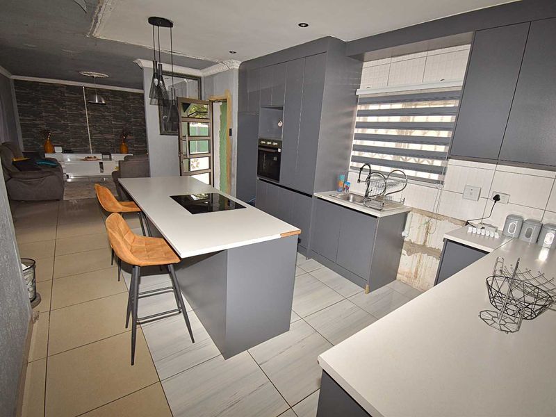 Spacious Family Home with Granny Flat and Pool - Photo 7