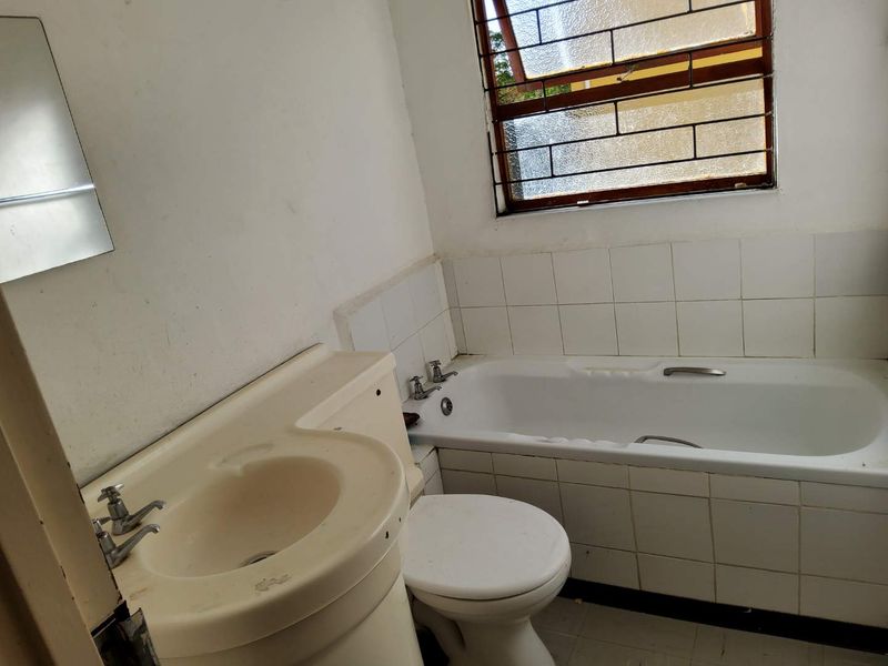**Charming 3-Bedroom Flat in Secure, Family-Friendly Complex** - Photo 10