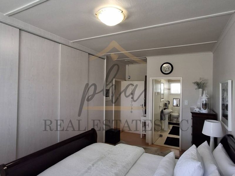 Beautifully Renovated Secure Apartment – Walking Distance to the Ocean - Photo 8