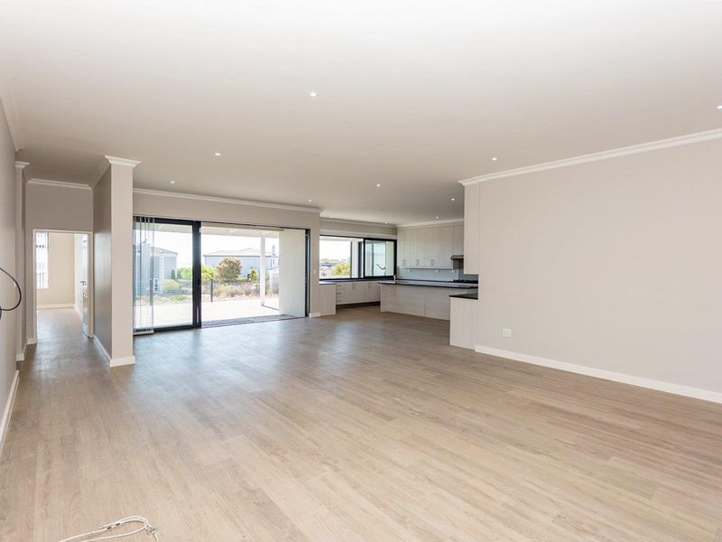 4 Bedroom House in Upmarket, Myburgh Park - Photo 6