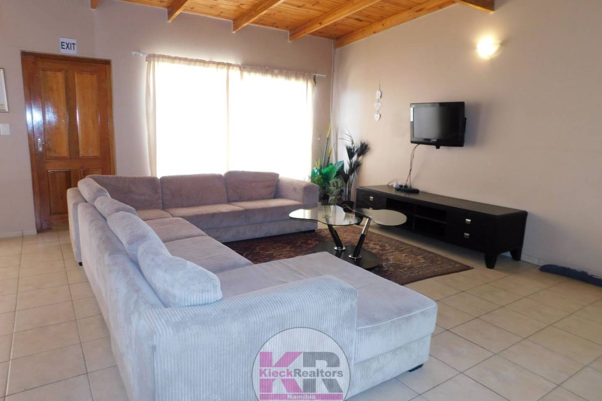 Not to be Missed!!! House with flat and separate laundry - Photo 3