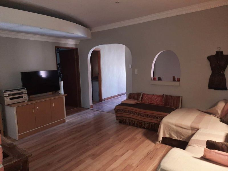 Spacious Home with Separate Flat - Photo 6