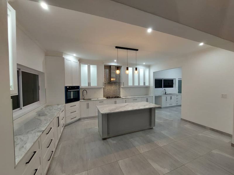 Open-Plan Living Meets Architectural Elegance - Photo 4
