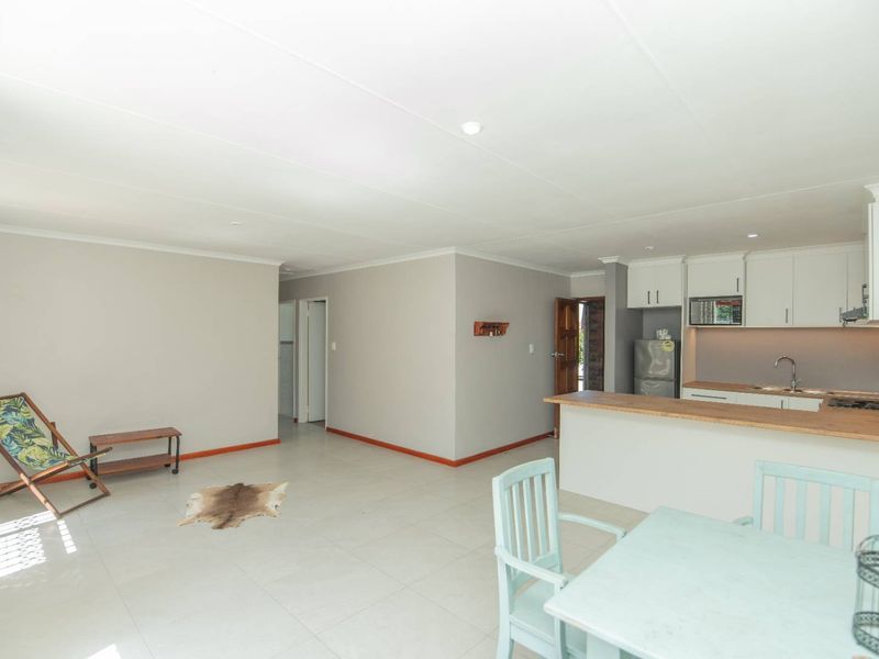 Spacious and Warm - Photo 3