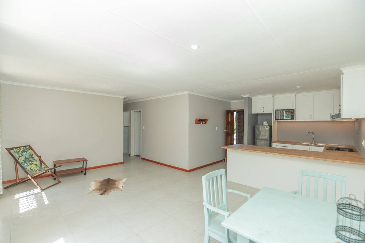 Spacious and Warm - Photo 3