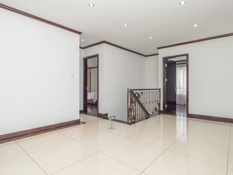 A Stylish and Spacious Townhouse - Photo 5