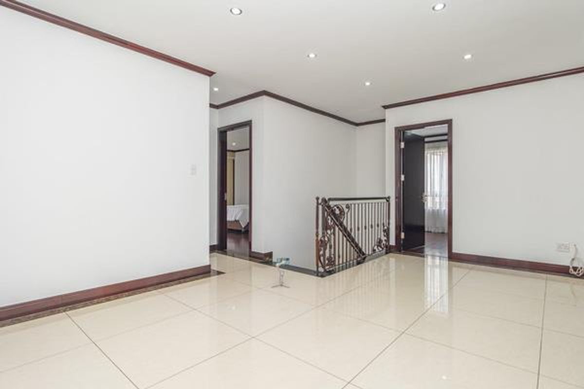 A Stylish and Spacious Townhouse - Photo 5