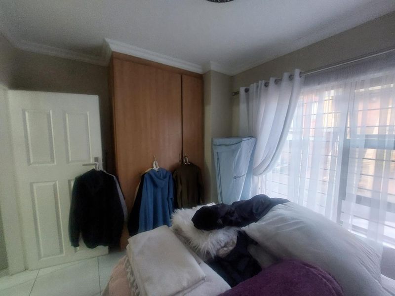 Modern unit - Photo 6