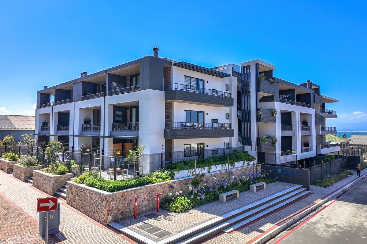 Prime Coastal Investment: Fully Furnished Apartment with Sea Views - Price Includes VAT - No Transfer Duty - Photo 2