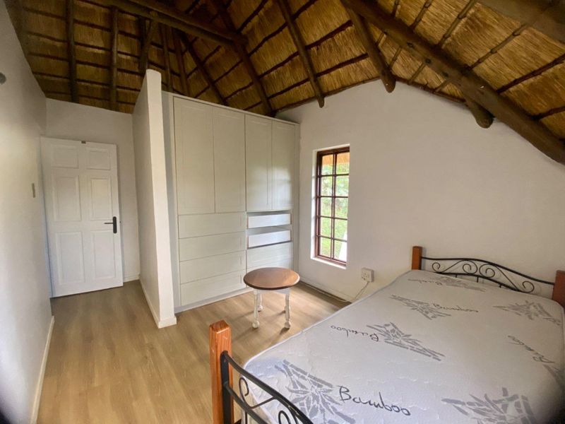 CHARMING THATCH HOME WITH LOFT & PET-FRIENDLY GARDEN! - Photo 9