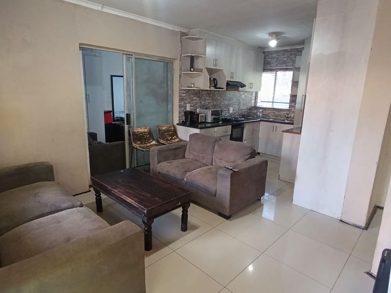 Charm meets Functionality: 3- Bedroom Townhouse - Photo 2