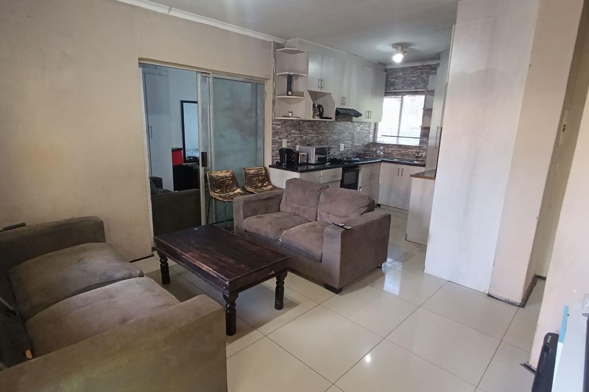 Charm meets Functionality: 3- Bedroom Townhouse - Photo 2