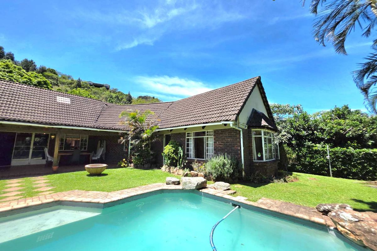 Expansive 4 Bed Home Plus 2 Flatlets, set in Parklike Gardens. - Photo 4