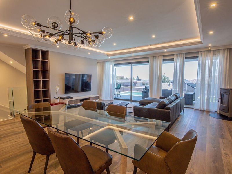 AM Weinberg Villa – Luxury Living in a Serene Suburb - Photo 3