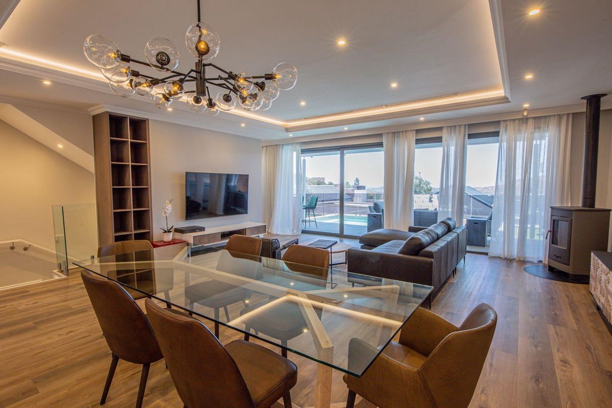 AM Weinberg Villa – Luxury Living in a Serene Suburb - Photo 3