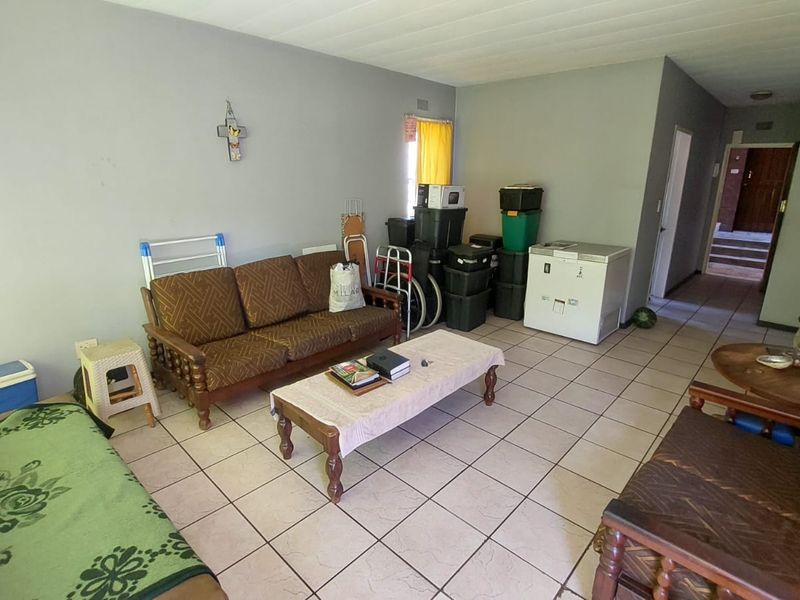 Charming 2-Bed Ground Floor Unit with Garden! - Photo 5