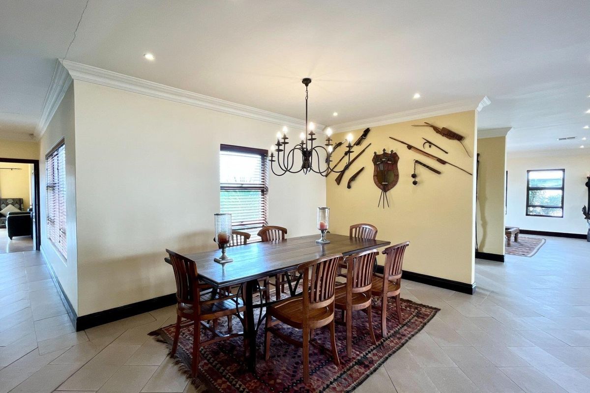 A beautiful, modern family home nestled away in the heart of the La Lucia bowl!! - Photo 3