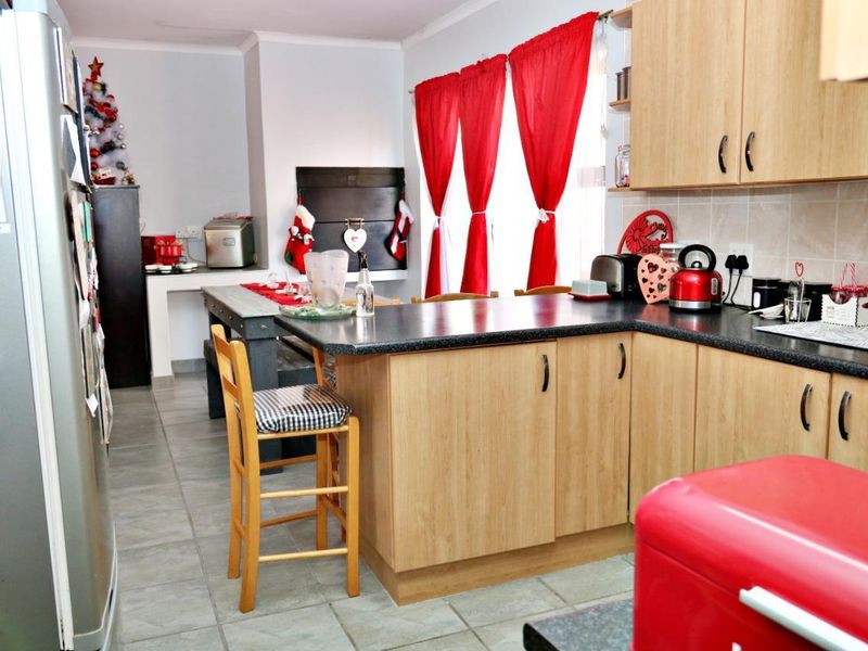 Low maintenance townhouse on sought after area - Photo 7