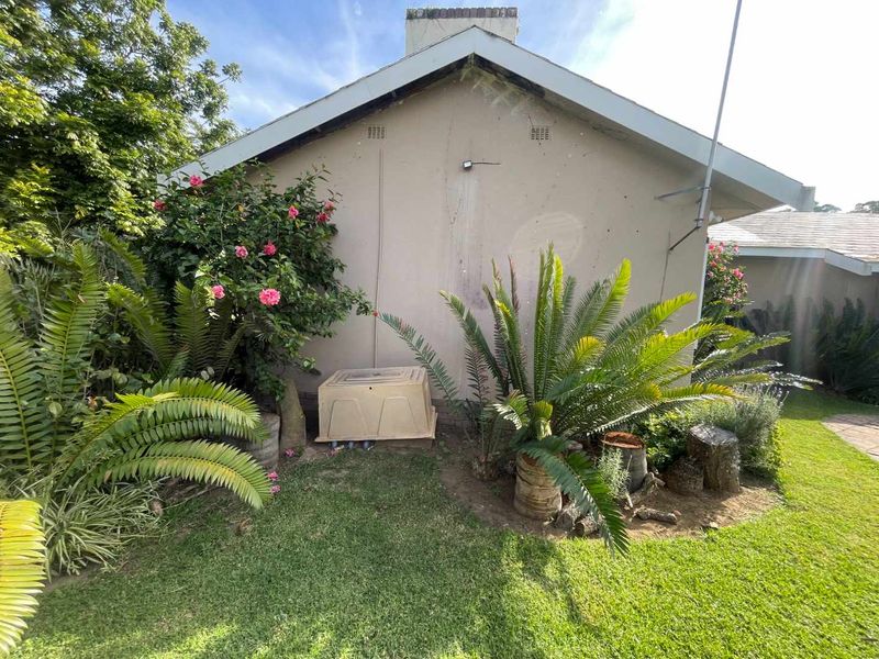 Modern 4 bedroom Strathmore home for sale - Photo 7