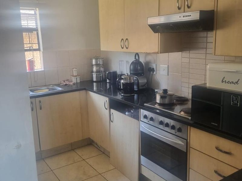 Spacious 3 Bedroom 2 Bathroom Upstairs Unit To Let - Photo 3