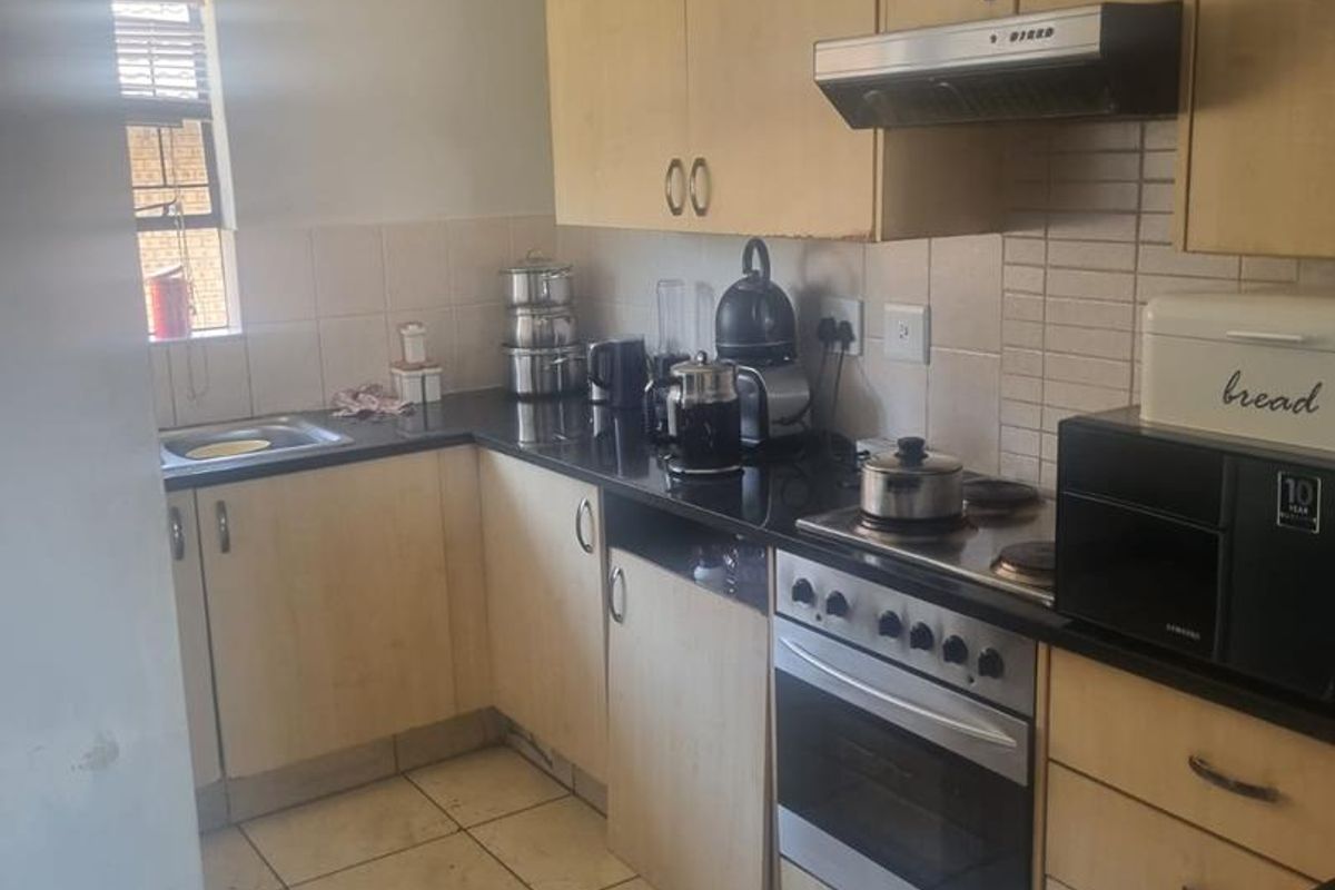 Spacious 3 Bedroom 2 Bathroom Upstairs Unit To Let - Photo 3