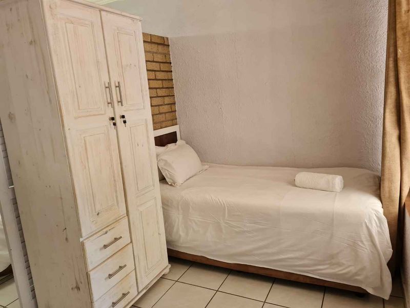 gorgeous 4 Sleeper bachelors' apartment - Photo 10