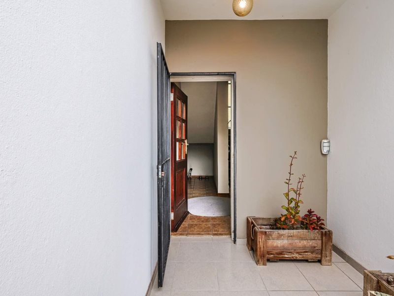 Exclusive 3BR Gem in Quiet Colby Enclave - Photo 5