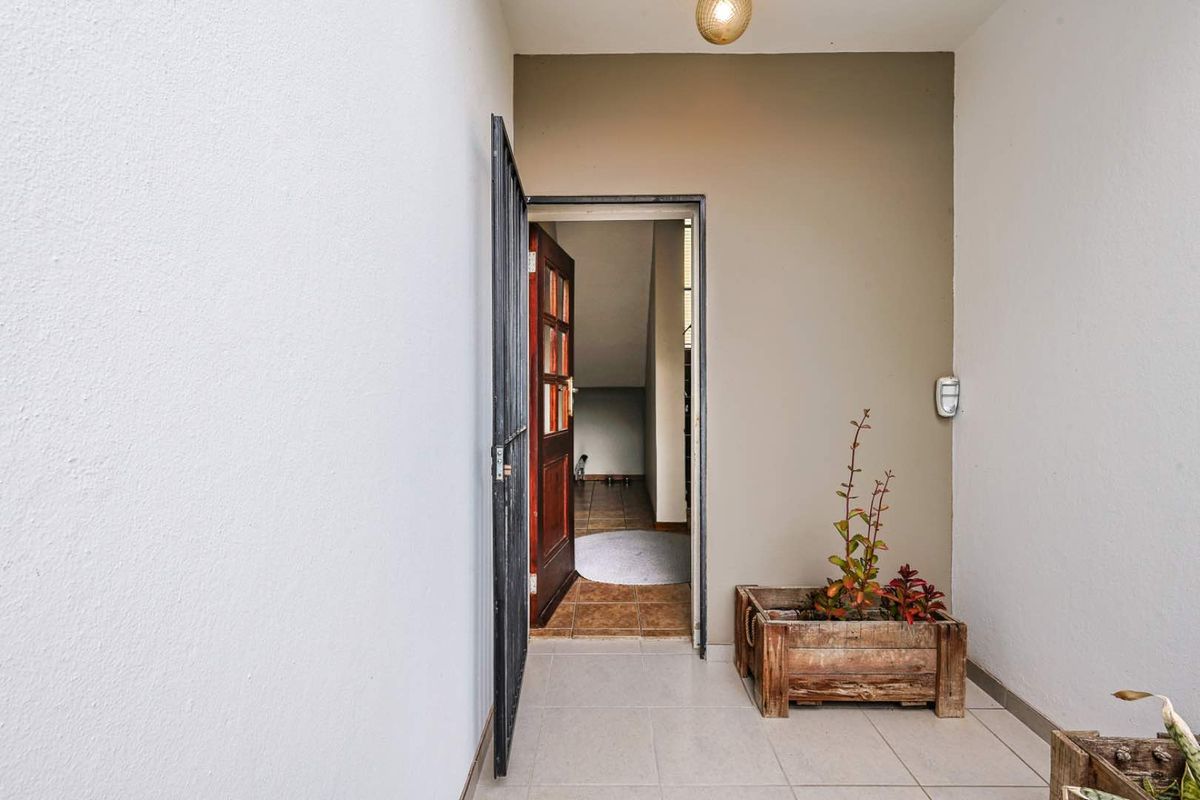 Exclusive 3BR Gem in Quiet Colby Enclave - Photo 5