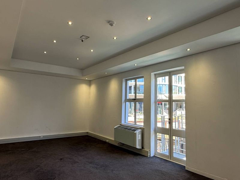 204m2 Premium canal-facing office with balcony in a prestigious business location - Photo 10