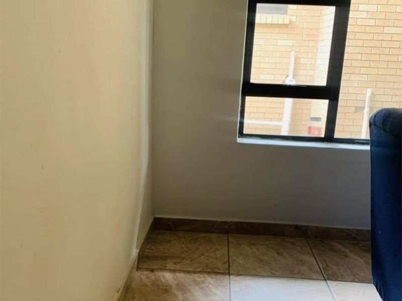 BACHELOR APARTMENT AVAILABLE - Photo 4