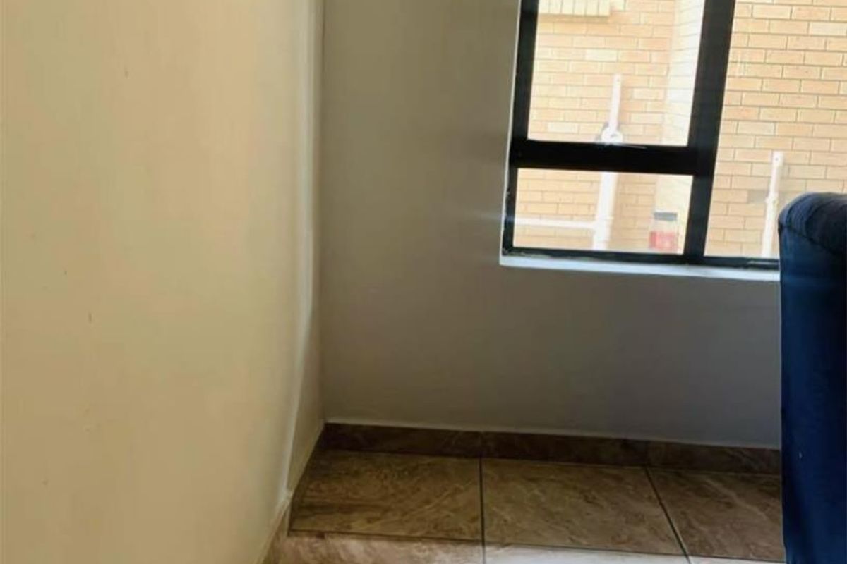 BACHELOR APARTMENT AVAILABLE - Photo 4