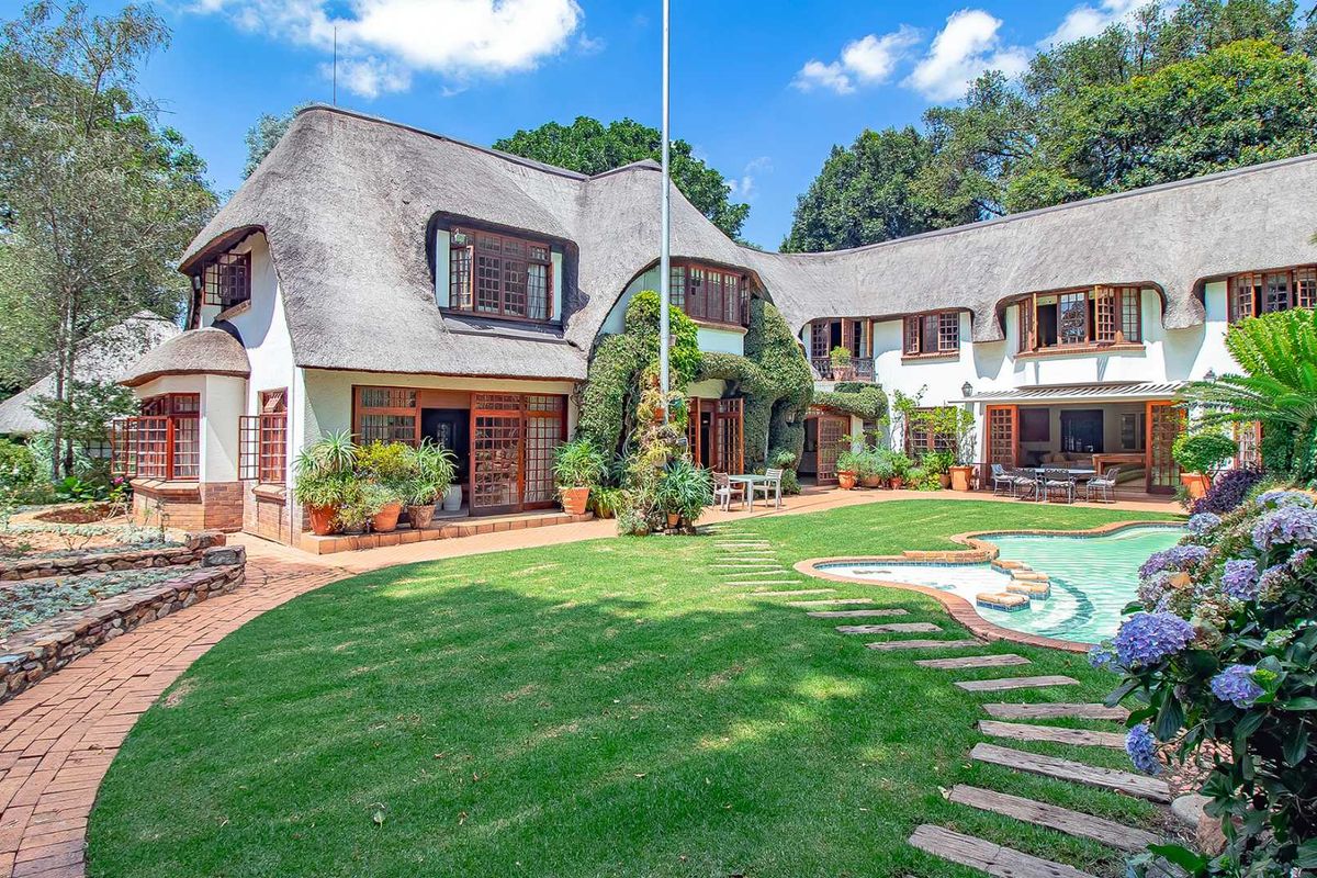 Stately Family Residence in Prime Melrose. - Photo 2