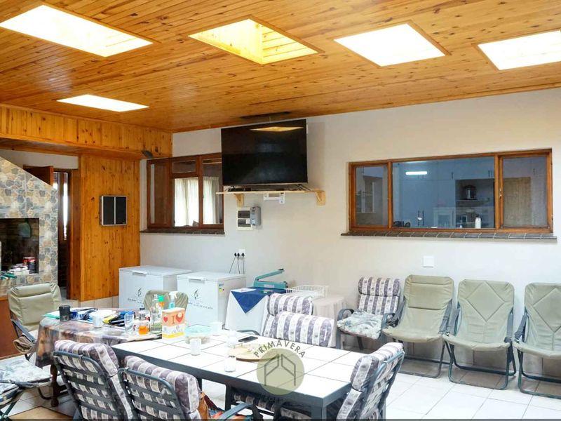 3 Bedroom OCEAN FRONT House With a 1 Bedroom Flat FOR SALE in Noord Duin, Henties Bay - Photo 6