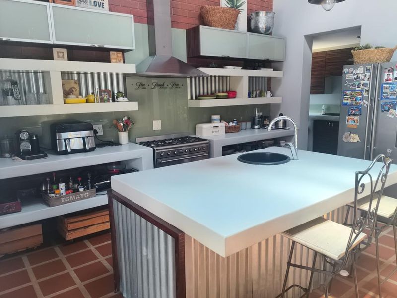 Exclusive security area-4 bedroom simplex home,in La Coma Lifestyle Estate, with solar system! - Photo 8