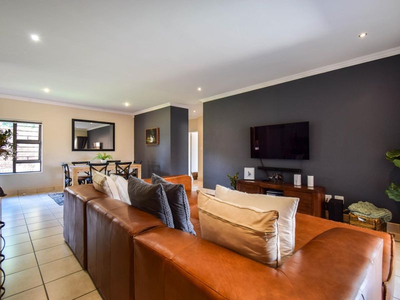 Stylish & Secure Home with Backup Power and Water - Photo 2