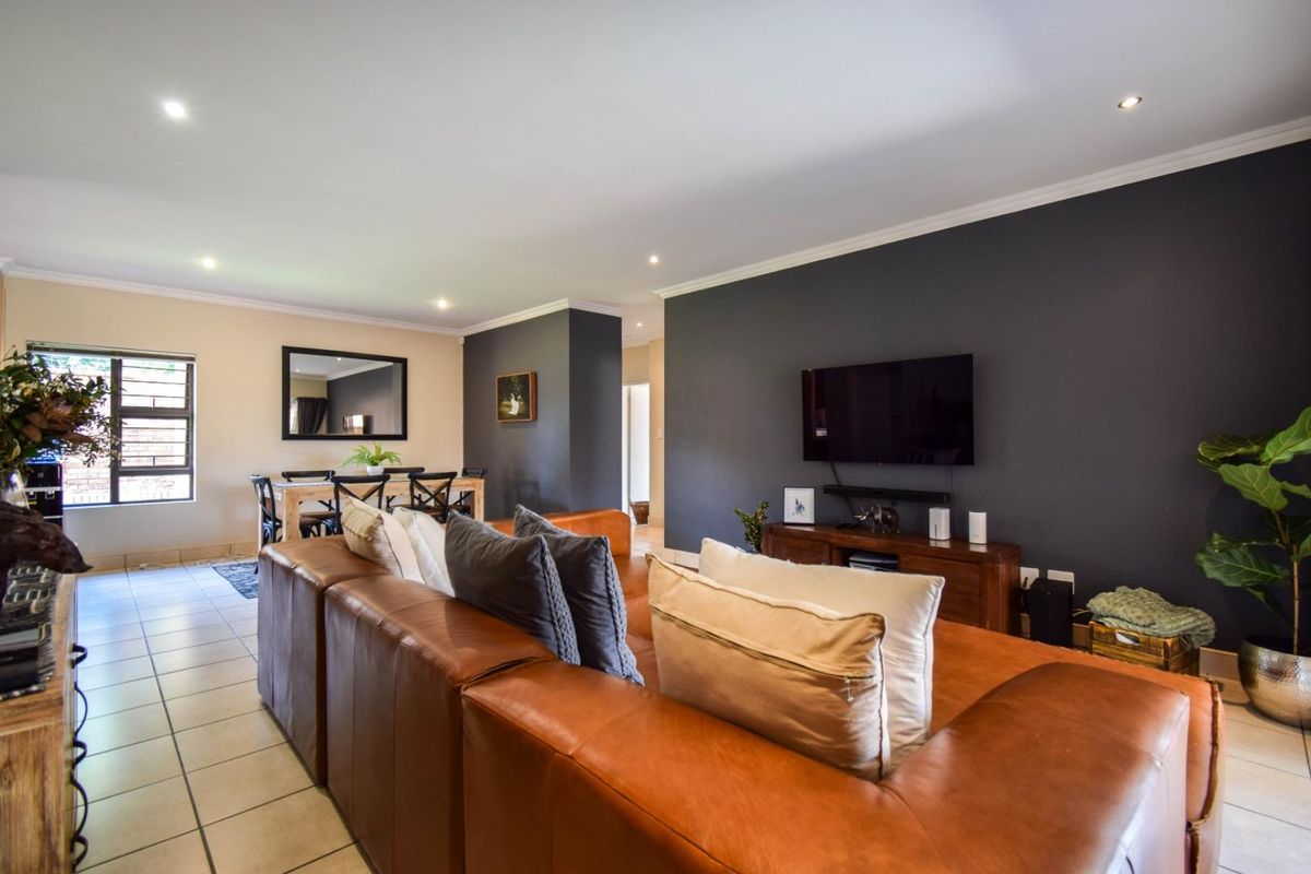 Stylish & Secure Home with Backup Power and Water - Photo 2