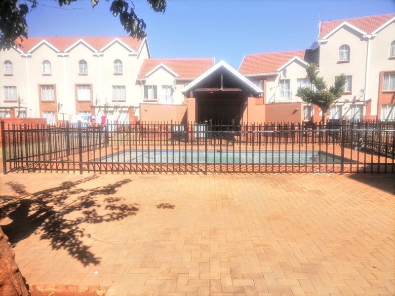 **Charming 2-Bedroom Home in Akasia** - Photo 4