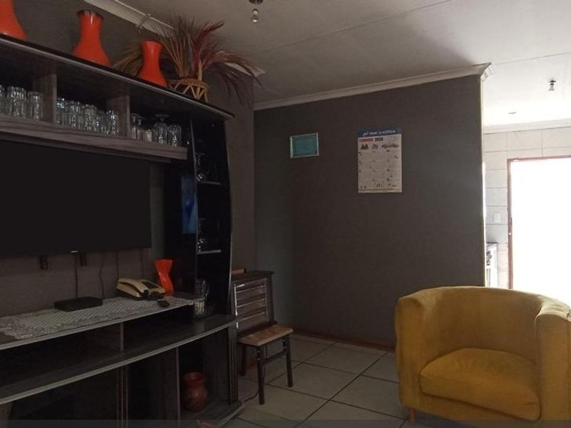 Quaint 3 Bedroom House In Clayville Ext 34 - Photo 5