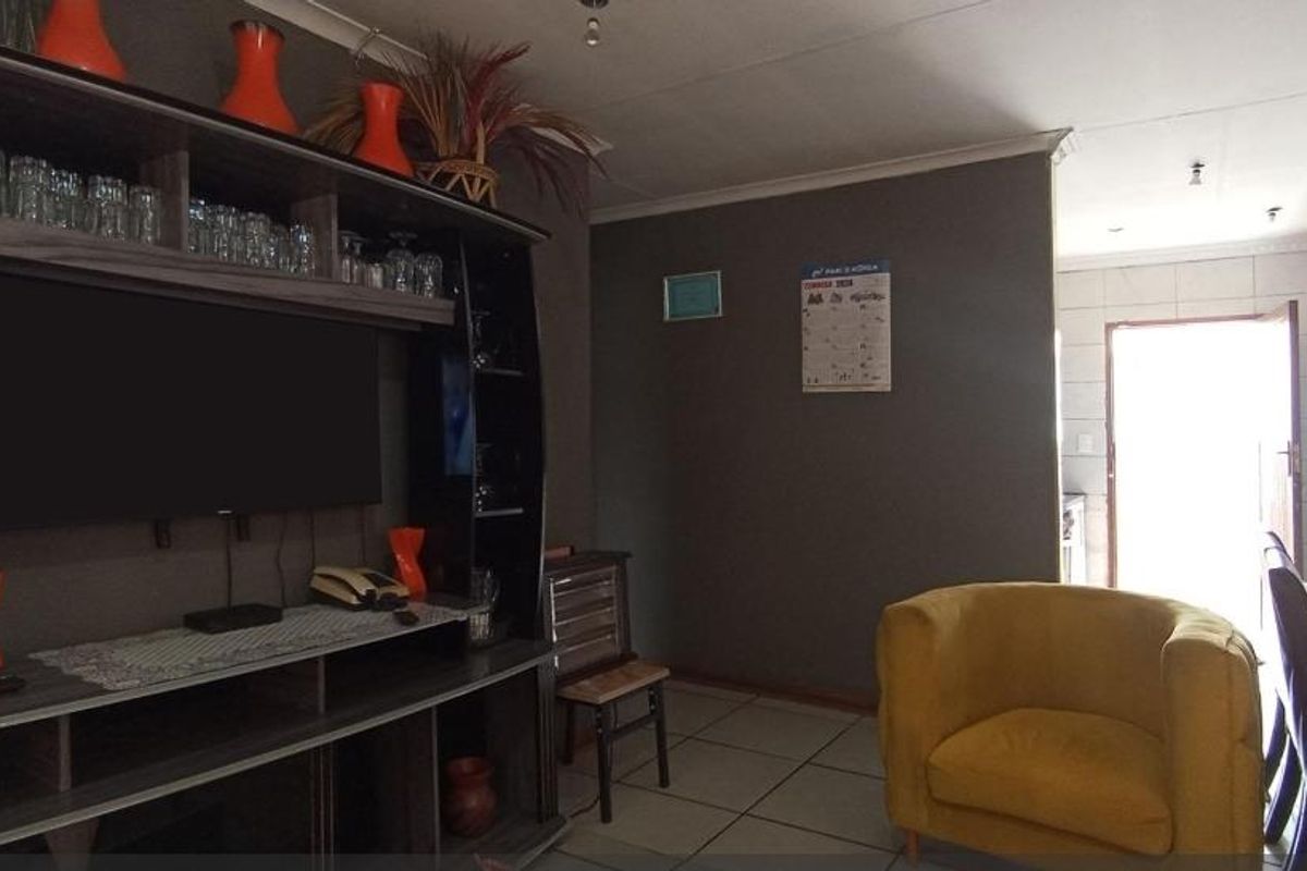 Quaint 3 Bedroom House In Clayville Ext 34 - Photo 5