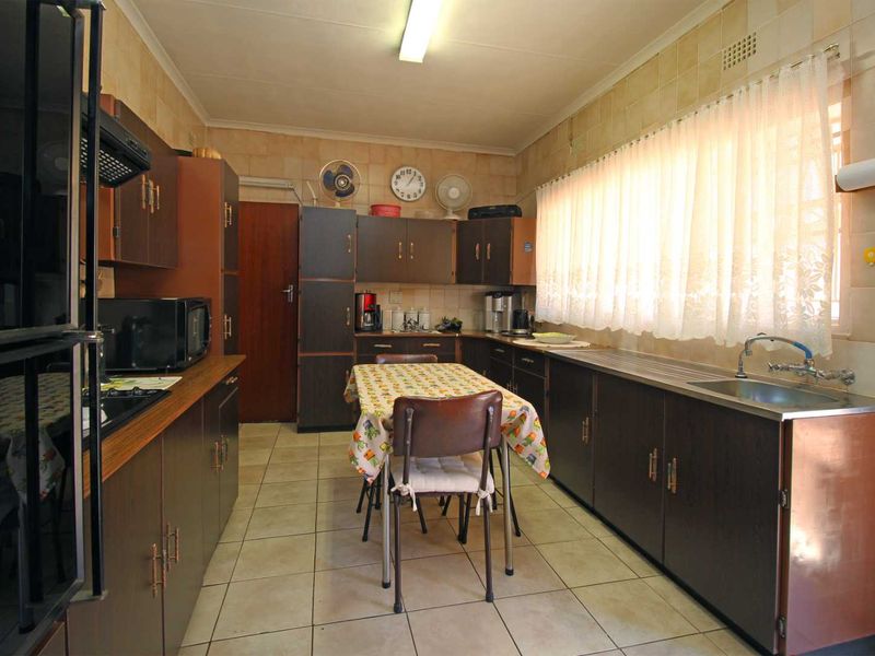 Low maintenance Facebrick Home with Bachelor Flat - Photo 3