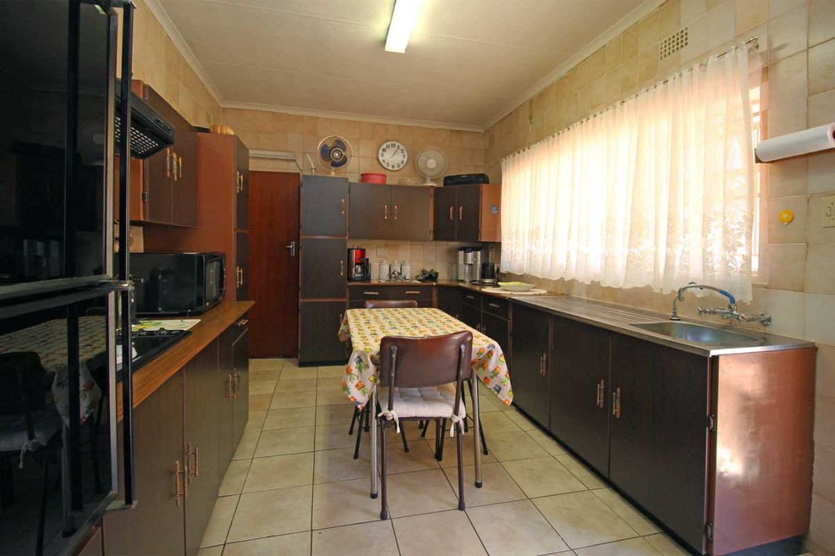 Low maintenance Facebrick Home with Bachelor Flat - Photo 3