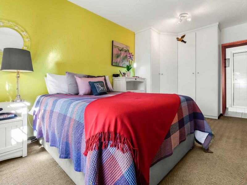 TOP FLOOR APARTMENT, BOASTING LOADS OF NAURAL LIGHT, HIGH CEILINGS AND IN A FANTASTIC LOCATION - Photo 9