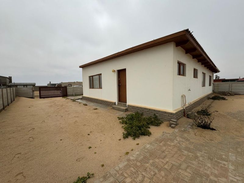 Ideal for the fisherman or the Henties lover, Located on the start of the North Dune. - Photo 9