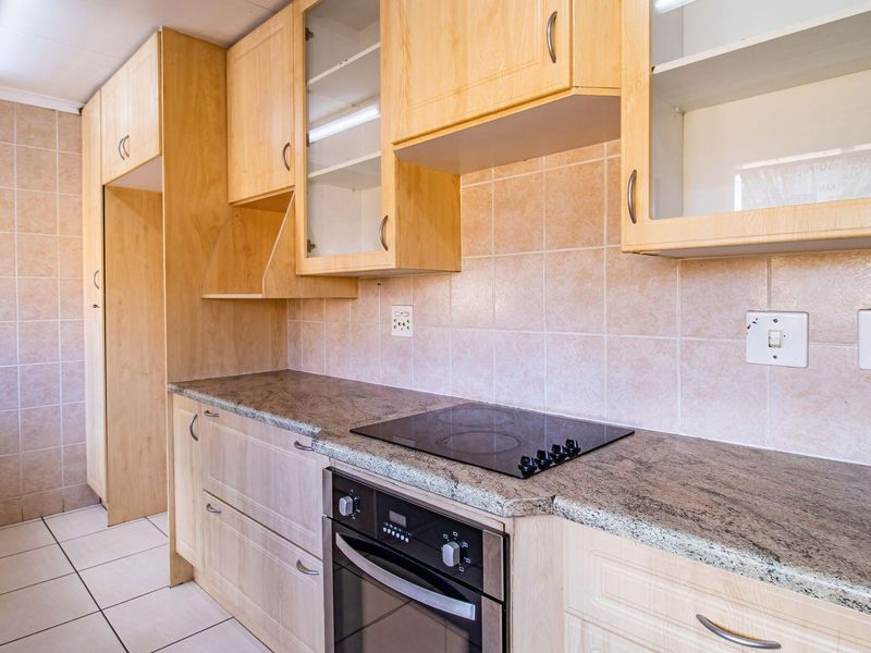 Lovely 3 bed, 2 bath cluster available in Northriding - Photo 3