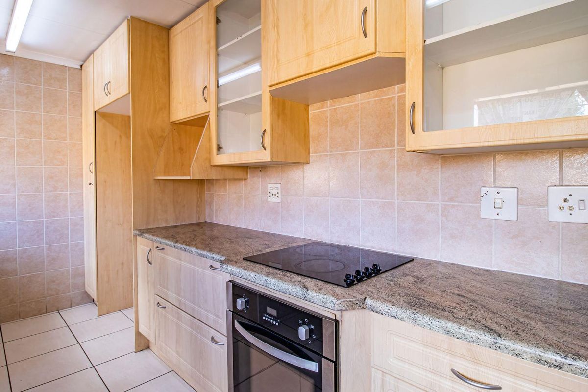 Lovely 3 bed, 2 bath cluster available in Northriding - Photo 3