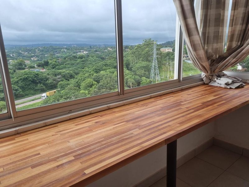Top-Floor 2 Bedroom Apartment with Scenic Views in Secure Findlain Court - Photo 4