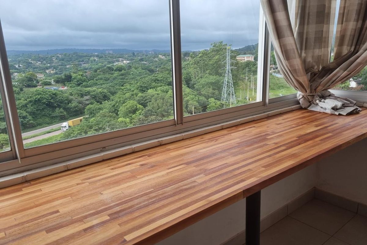 Top-Floor 2 Bedroom Apartment with Scenic Views in Secure Findlain Court - Photo 4