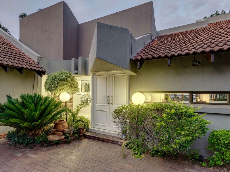 FOR SALE 4 BEDROOM FAMILY HOME - WITH DEVELOPMENT POTENTIAL!!! - Photo 2