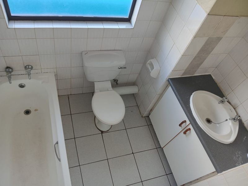 Cozy & Convenient 2-Bedroom Flat with Classic Charm - Photo 9