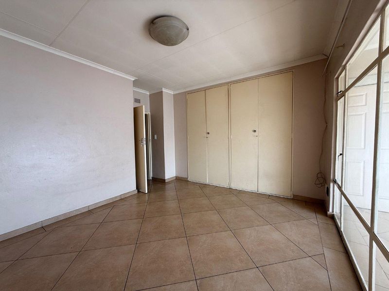 Charming and Spacious Upstairs Apartment Available for Viewing - Photo 9
